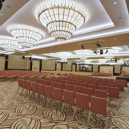 ومركز مؤتمرات Grand